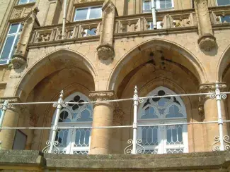 Vue de la façade avant de l'ancien Palais de Justice d'Arlon